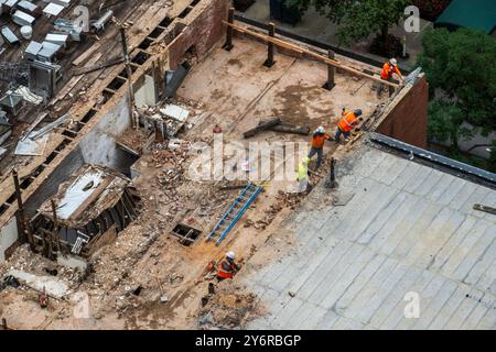 Arbeiter, die Brownstone-Gebäude im Murray Hill Historic District, 2024, New York City, USA, abreißen Stockfoto