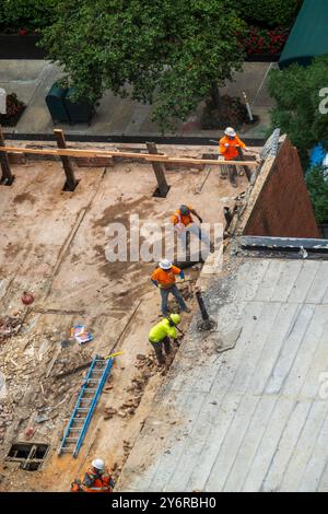 Arbeiter, die Brownstone-Gebäude im Murray Hill Historic District, 2024, New York City, USA, abreißen Stockfoto