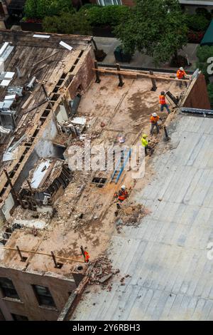 Arbeiter, die Brownstone-Gebäude im Murray Hill Historic District, 2024, New York City, USA, abreißen Stockfoto