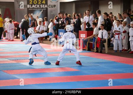 ODESSA, UKRAINE- 21. September 2024: Kinder- und Jugendsport. Kinder-Jungen und Mädchen führen Karatekämpfe auf Tatami-Kindersportarten durch. Gesundes Leben Stockfoto