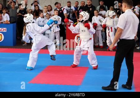 ODESSA, UKRAINE- 21. September 2024: Kinder- und Jugendsport. Kinder-Jungen und Mädchen führen Karatekämpfe auf Tatami-Kindersportarten durch. Gesundes Leben Stockfoto