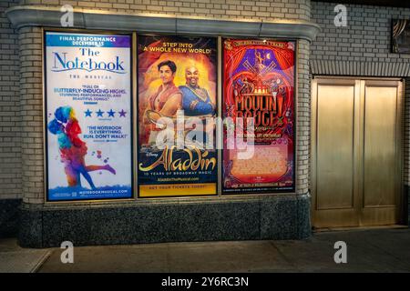 Broadway-Plakate säumen die Wände der historischen Schubert Alley im Theaterviertel Times Square, 2024, NYC, USA Stockfoto