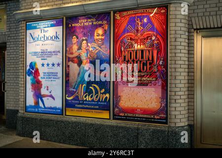 Broadway-Plakate säumen die Wände der historischen Schubert Alley im Theaterviertel Times Square, 2024, NYC, USA Stockfoto