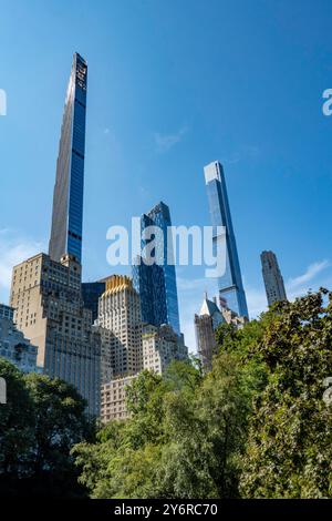 Superhohe Wolkenkratzer dominieren die Skyline von Midtown aus dem Central Park, 2024, New York City, USA Stockfoto