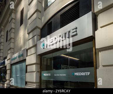 +MEDRITE ist eine Notfalleinrichtung an der 5th Ave., New York City, 2024, USA Stockfoto