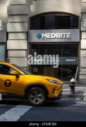 +MEDRITE ist eine Notfalleinrichtung an der 5th Ave., New York City, 2024, USA Stockfoto