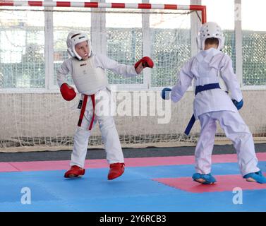 ODESSA, UKRAINE- 21. September 2024: Kinder- und Jugendsport. Kinder-Jungen und Mädchen führen Karatekämpfe auf Tatami-Kindersportarten durch. Gesundes Leben Stockfoto