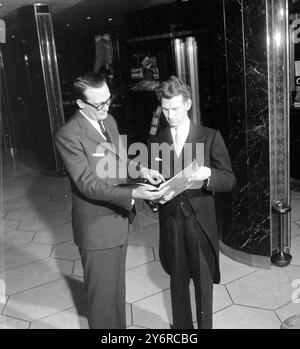 LINDSAY GATTY L H - MANAGER DES MAYFAIR HOTELS IN LONDON - MIT EDWARD DANZIGGER / ; 18. APRIL 1962 Stockfoto