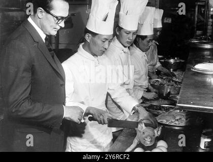 LINDSAY GATTY L H - MANAGER DES MAYFAIR HOTELS IN LONDON / ; 18. APRIL 1962 Stockfoto