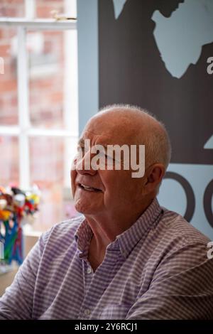 HEREFORD, Großbritannien - 26. SEPTEMBER 2024; Rick Stein spricht mit einem Fan. Starkoch Rick Stein nimmt an einer Buchunterzeichnungsveranstaltung für sein neues Buch Rick Stein's Food Stories Teil, das die BBC-fernsehserie begleitet. Die Veranstaltung fand im Rossiter Books Shop in der Church Street, Hereford, Herefordshire statt. Stockfoto