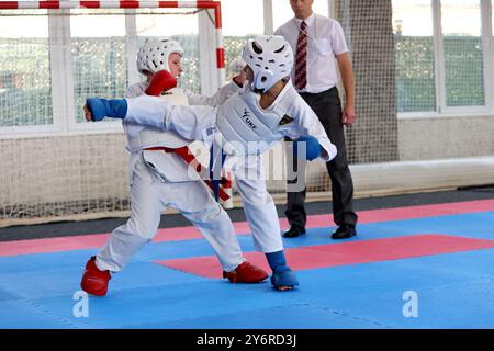 ODESSA, UKRAINE- 21. September 2024: Kinder- und Jugendsport. Kinder-Jungen und Mädchen führen Karatekämpfe auf Tatami-Kindersportarten durch. Gesundes Leben Stockfoto