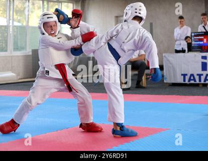 ODESSA, UKRAINE- 21. September 2024: Kinder- und Jugendsport. Kinder-Jungen und Mädchen führen Karatekämpfe auf Tatami-Kindersportarten durch. Gesundes Leben Stockfoto