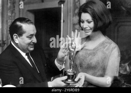 AM 15. APRIL 1962 ÜBERREICHT DIE FILMPRODUZENTIN JOSEPH LEVINE IN IHRER WOHNUNG IN ROM EINEN OSCAR AN DIE OSCAR-PREISTRÄGERIN SOPHIA LOREN FÜR IHRE BESTE SCHAUSPIELERROLLE FÜR ZWEI FRAUEN. LOREN KONNTE NICHT AN DER OFFIZIELLEN ZEREMONIE IN DEN USA TEILNEHMEN. Stockfoto