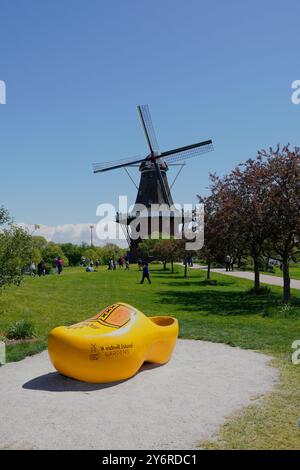 Holzschuh und Windmühle während des Tulip Time Festivals in Holland, MI Stockfoto