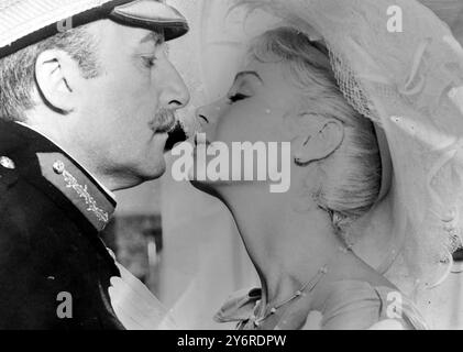 FILME WALZER DES TORREADORS SCHAUSPIELER PETER SELLERS MIT DANY ROBIN ; 12. APRIL 1962 Stockfoto