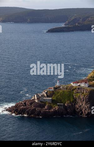 Fort Amherst am South Head, Leuchtturm, St. John's, Neufundland, mit Gebäuden und Schiffen im Hafen im Sommer Stockfoto