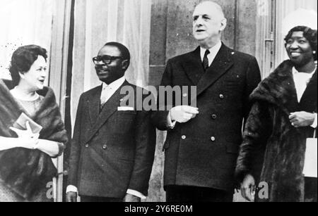 FRANZÖSISCHER PRÄSIDENT CHARLES DE GAULLE MIT MAURICE YAEGOGO UND EHEFRAUEN IN PARIS / ; 11. APRIL 1962 Stockfoto