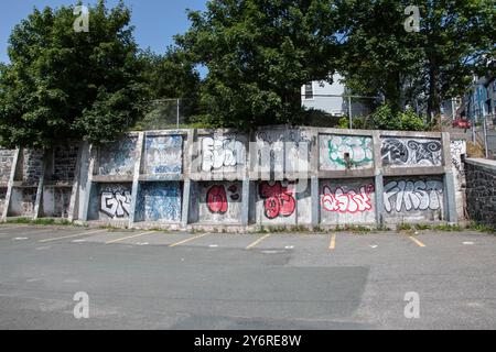 Graffiti auf einer Betonmauer an der Duckworth Street im Zentrum von St. John's, Neufundland & Labrador, Kanada Stockfoto