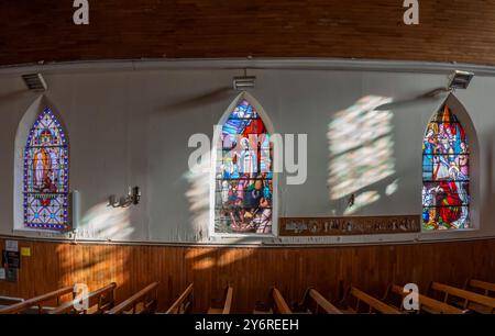 Cayeux-sur-Mer, Frankreich - 09 17 2024: Sehen Sie die Buntglasfenster in der Kapelle der Seeleute Stockfoto