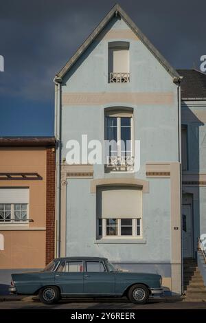 Cayeux-sur-Mer, Frankreich - 09 17 2024: Blick auf ein altes Auto auf der Straße Stockfoto