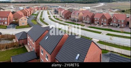 Panoramablick auf ein neu erbautes Wohngebiet mit Häusern im Bau, um die Lücke in der britischen Wohnungsknappheit zu schließen und das zu ergänzen Stockfoto