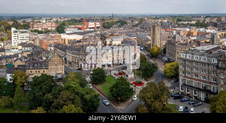 PROSPECT SQUARE, HARROGATE, Vereinigtes Königreich - 21. SEPTEMBER 2024. Ein Panorama der Stadt mit Blick auf das Stadtzentrum und das war Memorial am Prospect Square in Harrogate, Stockfoto