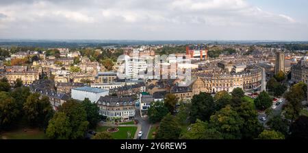 PROSPECT SQUARE, HARROGATE, GROSSBRITANNIEN - 21. SEPTEMBER 2024. Ein Panoramablick auf das Stadtzentrum und den Prospect Square in Harrogate, North Yorkshire Stockfoto