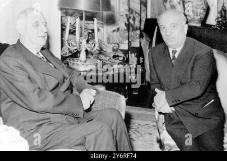 DER FRANZÖSISCHE PRÄSIDENT CHARLES DE GAULLE MIT DEM ITALIENISCHEN PREMIER AMINTORE FANFANI IN DER VILLA IN TURIN / ; 4. APRIL 1962 Stockfoto