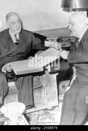 DER FRANZÖSISCHE PRÄSIDENT CHARLES DE GAULLE UND DER ITALIENISCHE PREMIER AMINTORE FANFANI PRÄSENTIEREN BUCH IN TURIN / ; 4. APRIL 1962 Stockfoto