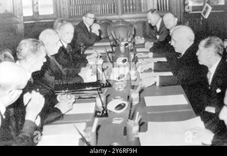 DER FRANZÖSISCHE PRÄSIDENT CHARLES DE GAULLE UND DER ITALIENISCHE PREMIER AMINTORE FANFANI TREFFEN SICH IN TURIN / ; 4. APRIL 1962 Stockfoto