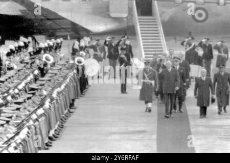 DER FRANZÖSISCHE PRÄSIDENT CHARLES DE GAULLE UND DER ITALIENISCHE PREMIER AMINTORE FANFANI PASSIEREN IN TURIN DIE EHRENWACHE AM 4. APRIL 1962 Stockfoto