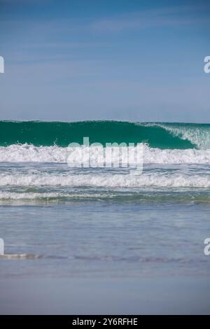 Wellen krachen auf einen Sandstrand in Kalifornien, USA Stockfoto