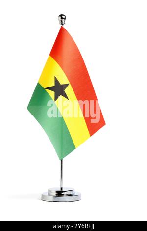 Tischplatte Nationalflagge Ghana auf Metallfahnenmast. Weißer Hintergrund Stockfoto