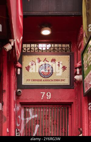 New York, USA - 26. September 2024: Fassade der Chinesischen Vereinigung in Chinatown Stockfoto