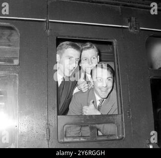 DIE FUSSBALLSPIELER JIMMY GREAVES, CLIFF JONES UND TERRY MEDWIN AM BAHNHOF ST PANCRAS IN LONDON AM 30. MÄRZ 1962 Stockfoto