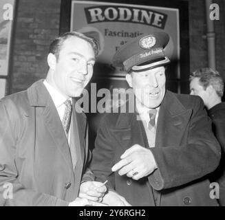 FUSSBALLSPIELER JIMMY GREAVES AM BAHNHOF ST PANCRAS IN LONDON AM 30. MÄRZ 1962 Stockfoto