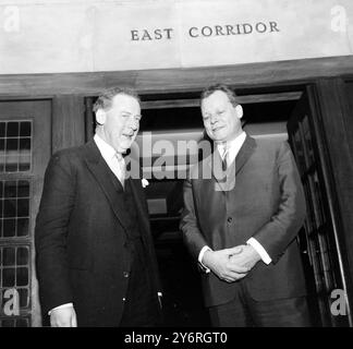 HUGH GAITSKELL MIT WEST-BERLINER BÜRGERMEISTER WILLY BRANDT IM OSTKORRIDOR / 28. MÄRZ 1962 Stockfoto