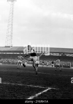 JOHNNY BYRNE – US-AMERIKANISCHER FUSSBALLSPIELER IN AKTION AM 29. MÄRZ 1962 Stockfoto