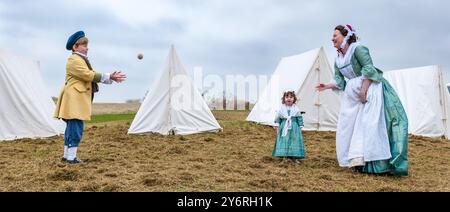 Mutter und Kinder im 18. Jahrhundert trachten im Hannoverschen Lager, in der Schlacht von Prestonpans, East Lothian, Schottland, Großbritannien Stockfoto