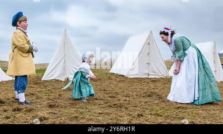 Mutter und Kinder im 18. Jahrhundert trachten im Hannoverschen Lager, in der Schlacht von Prestonpans, East Lothian, Schottland, Großbritannien Stockfoto