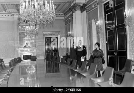 JOHN HOPE UND QUEEN INSPIZIEREN DAS WANDBILD IM MALBOROUGH HOUSE LONDON AM 28. MÄRZ 1962 Stockfoto