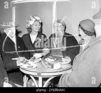 TEEPARTY FÜR SENIOREN MIT CAROL COOMBE 27. MÄRZ 1962 Stockfoto