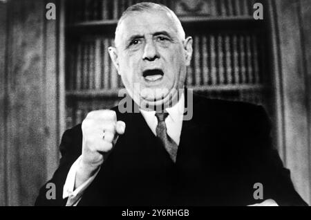 26. MÄRZ 1962 DER FRANZÖSISCHE PRÄSIDENT CHARLES DE GAULLE POSIERT AGGRESSIV WÄHREND EINER LANDESWEITEN FERNSEHSENDUNG, IN DER ER ÜBER DIE ALGERIENKRISE UND DEN JÜNGSTEN BOMBENANSCHLAG DER OAS IN PARIS, FRANKREICH, SPRACH. Stockfoto