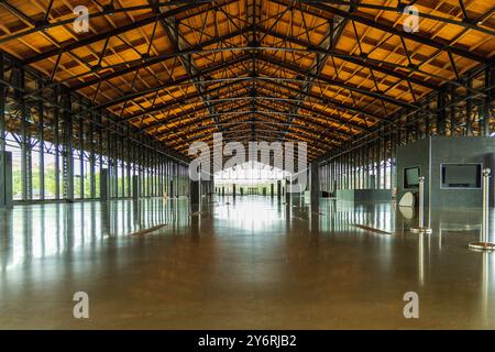 Ein großes, leeres Gebäude mit vielen Fenstern. Das Gebäude ist größtenteils leer, aber es stehen ein paar Leute herum, der Hauptbahnhof. Richmond Stockfoto