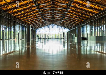 Ein großes, leeres Gebäude mit vielen Fenstern, Hauptbahnhof. Richmond, Virginia. USA Stockfoto