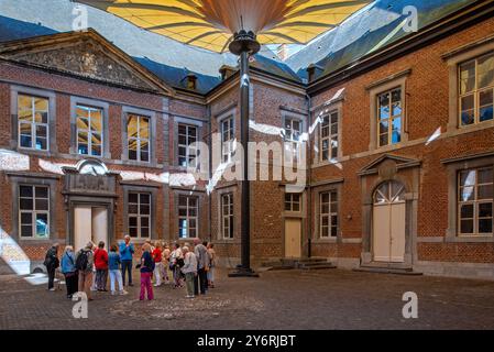 Besucher während der Führung am überdachten Ehrenhof in der Kommandeur von Alden Biesen, Burg aus dem 16. Jahrhundert in Rijkhoven, Bilzen, Limburg, Belgien Stockfoto