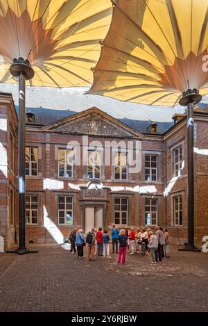 Besucher während der Führung am überdachten Ehrenhof in der Kommandeur von Alden Biesen, Burg aus dem 16. Jahrhundert in Rijkhoven, Bilzen, Limburg, Belgien Stockfoto