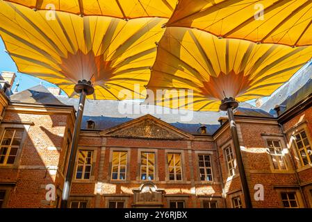 Ehrengericht mit riesigen Sonnenschirmen in der Kommandeur von Alden Biesen, Burg aus dem 16. Jahrhundert in Rijkhoven, Bilzen, Limburg, Belgien Stockfoto