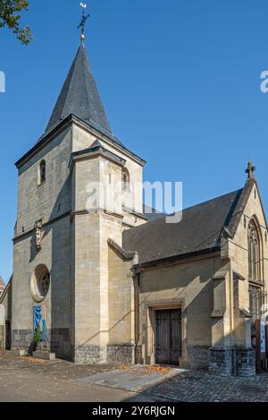 Mosanische Gotik Sint-Stefanuskerk aus dem 15. Jahrhundert / Stephanskirche im Dorf Herenelderen, Tongeren, Provinz Limburg, Flandern, Belgien Stockfoto