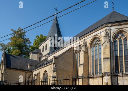 Mosanische Gotik Sint-Stefanuskerk aus dem 15. Jahrhundert / Stephanskirche im Dorf Herenelderen, Tongeren, Provinz Limburg, Flandern, Belgien Stockfoto